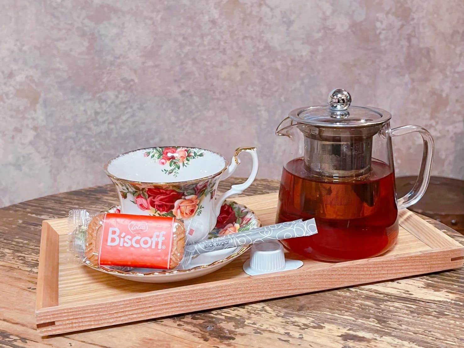 花柄のティーカップとガラスのポットで提供するPUCA PUCAの紅茶