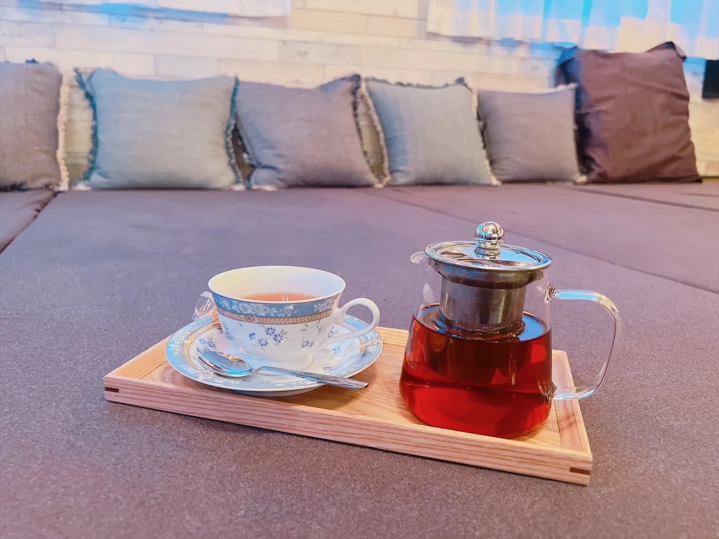 PUCA PUCAのマットレス席に置かれた紅茶のポットと花柄のティーカップ