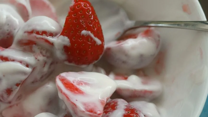 strawberries with yogurt